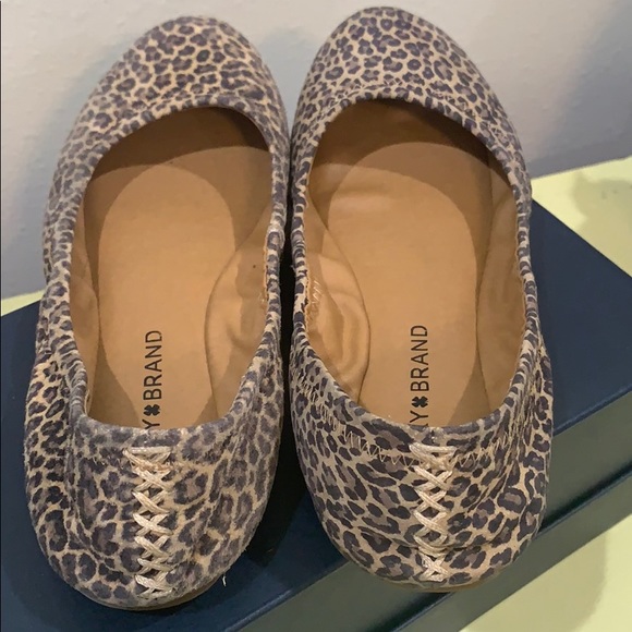 Leopard flats in a size 6 - Picture 4 of 4